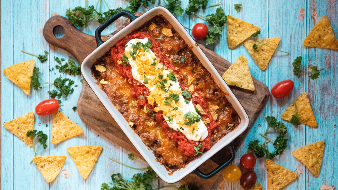 Spicy TexMex grateng med creme fraiché, tomater og friske urter. – ferdig rett