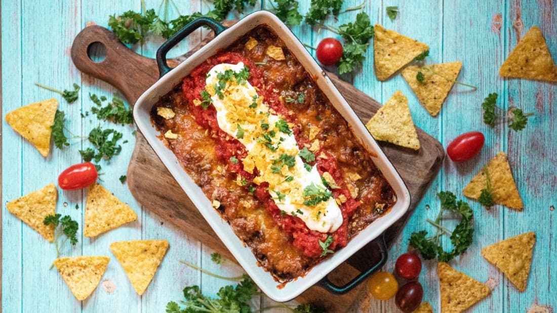 Spicy TexMex grateng med creme fraiché, tomater og friske urter. – ferdig rett