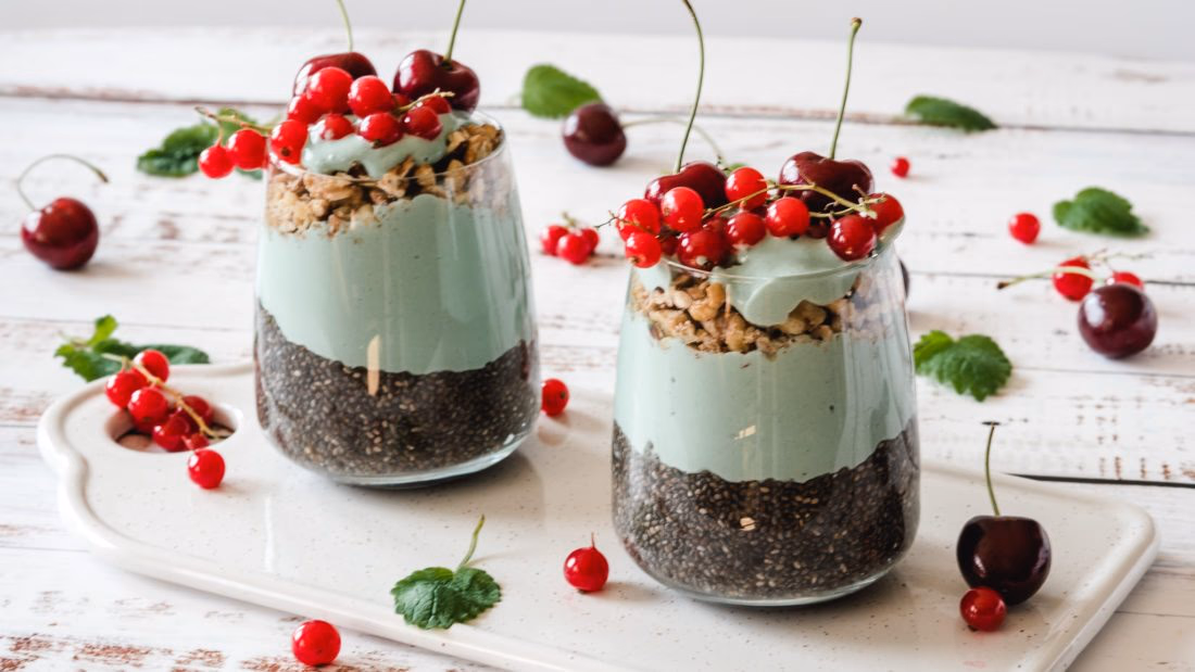 Spirulina Chiapudding med Nøtter og Friske Bær – ferdig rett