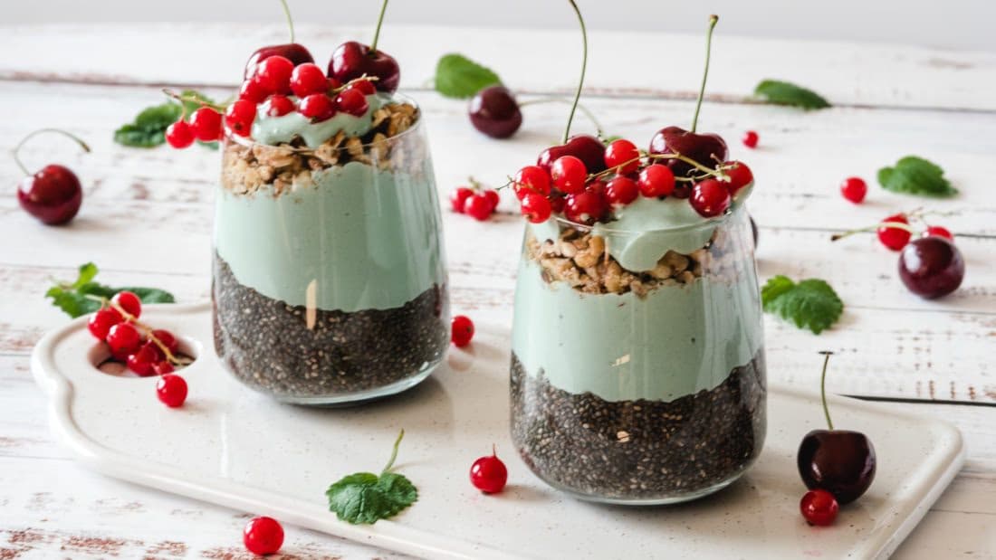 Spirulina Chiapudding med Nøtter og Friske Bær – ferdig rett