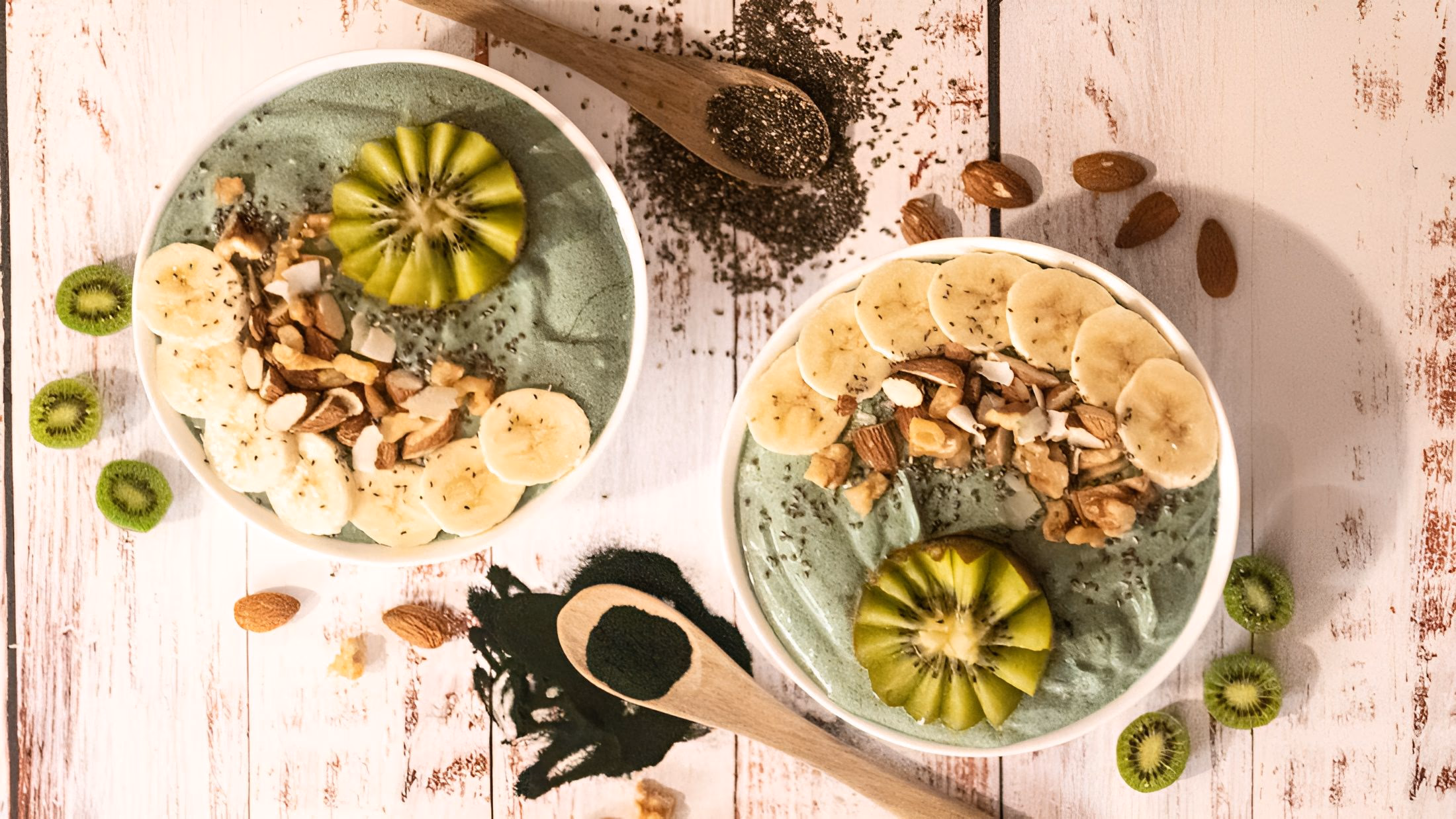 Spirulinayoghurt med Chiafrø og Nøtter – Sunn og Himmelsk – ferdig rett