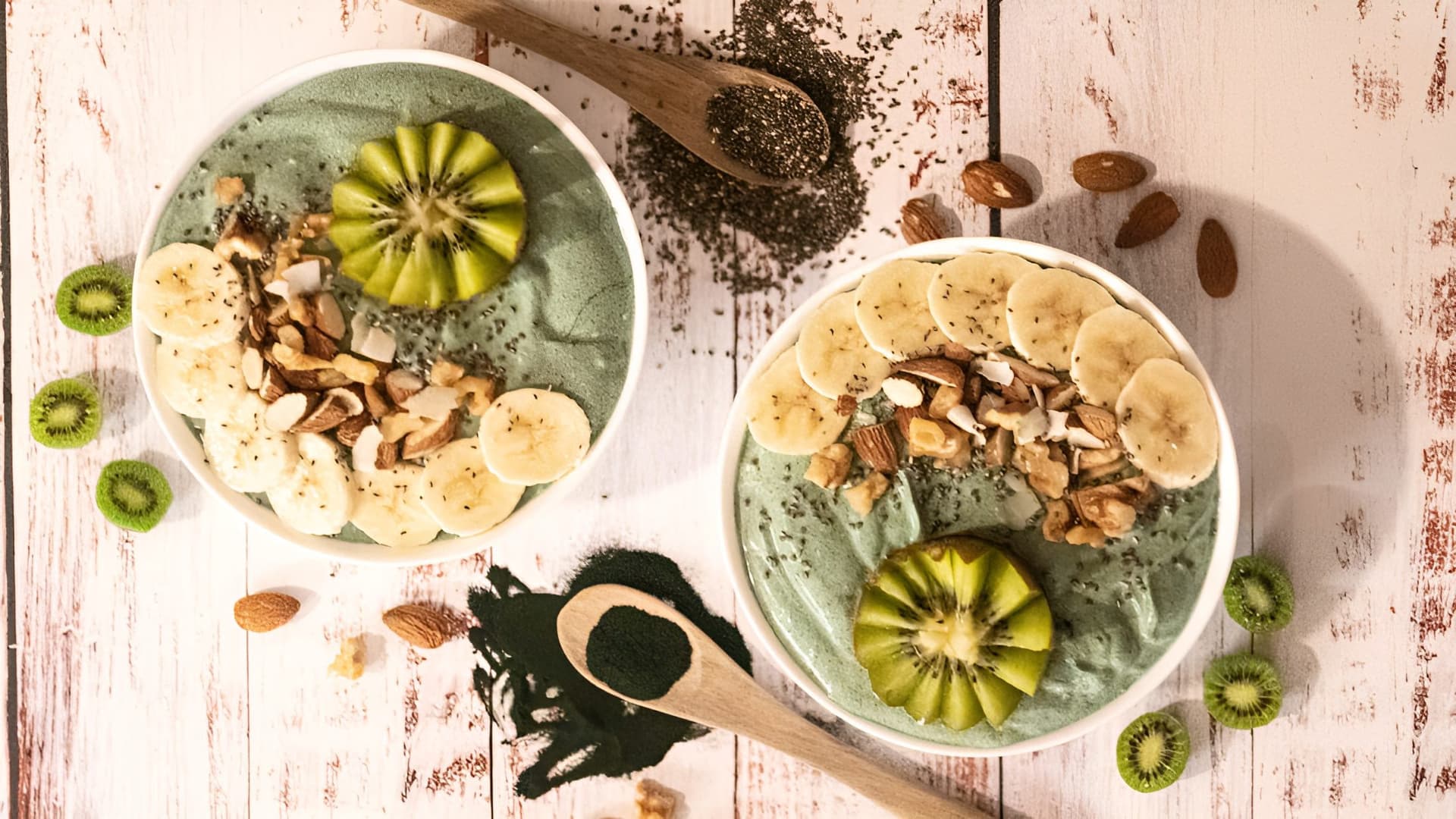 Spirulinayoghurt med Chiafrø og Nøtter – Sunn og Himmelsk – ferdig rett
