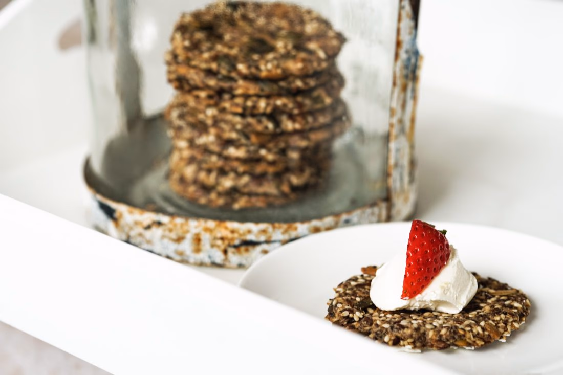 Sprø Lavkarbo Chia Knekkebrød – ferdig rett