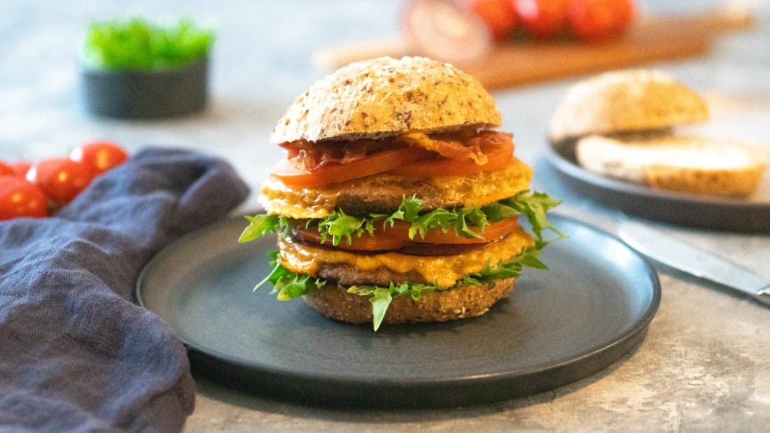 Sukker og glutenfrie hamburgerbrød – ferdig rett