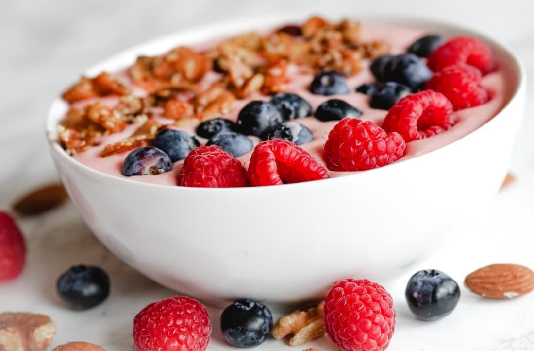 yoghurtbolle med Bær og Nøtter – ferdig rett