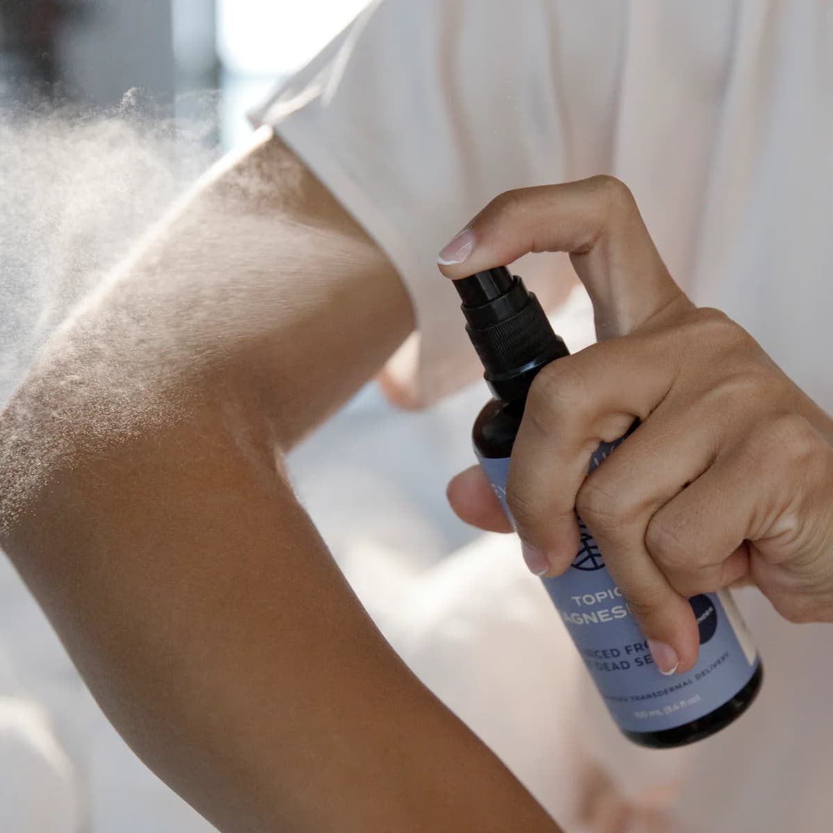 Cymbiotika Magnesium Oljespray – 100 ml – produktet i bruk