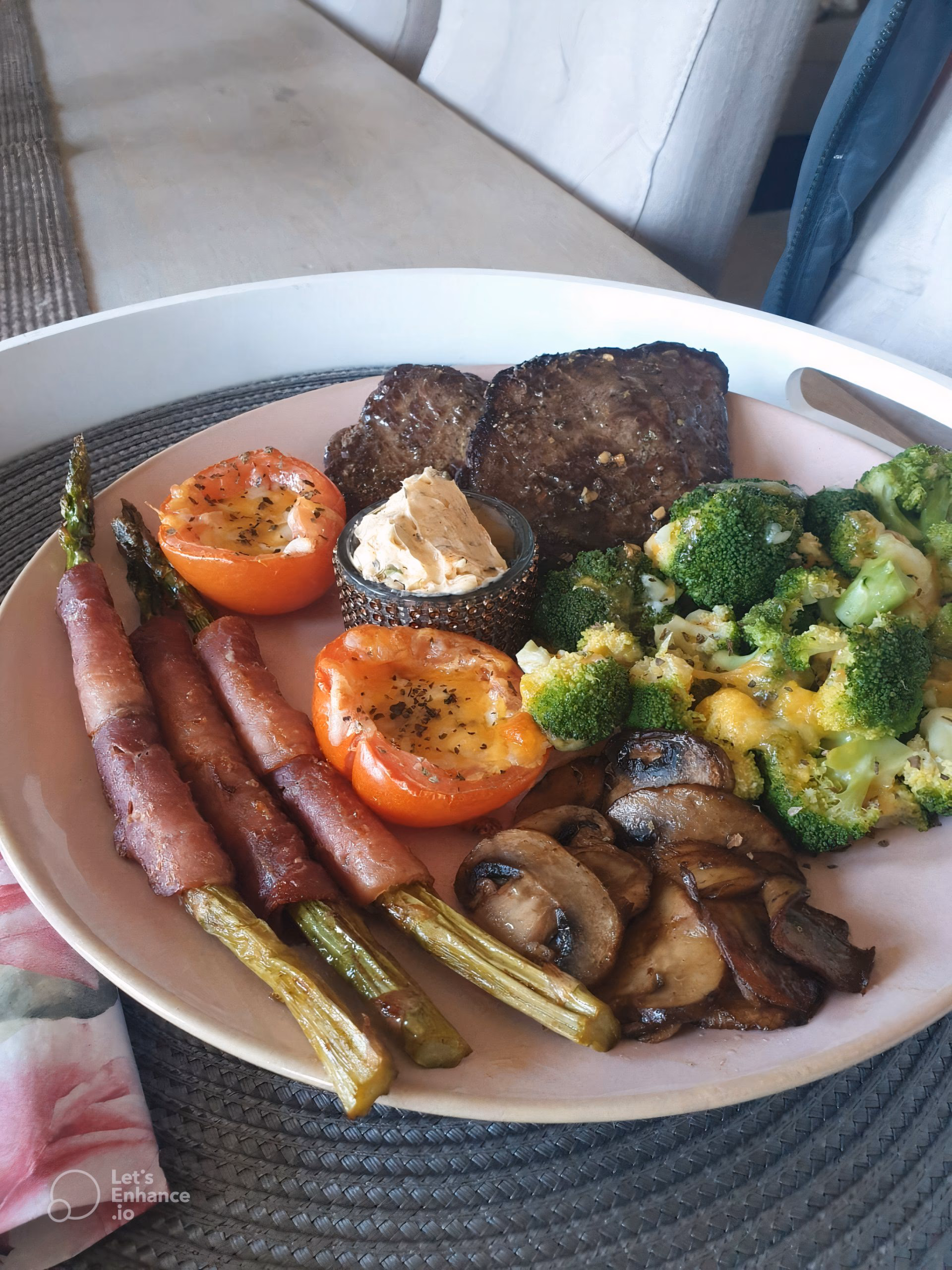 Biff med Oste-gratinert Brokkoli og Bakte Tomater