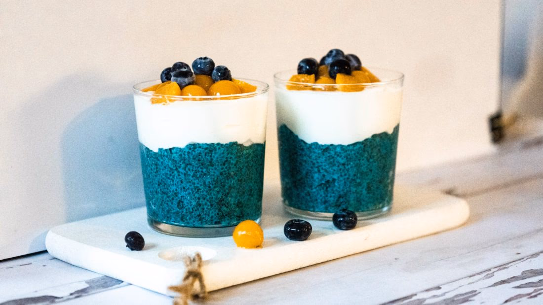 Blå Chiapudding med Spirulina og Friske Bær