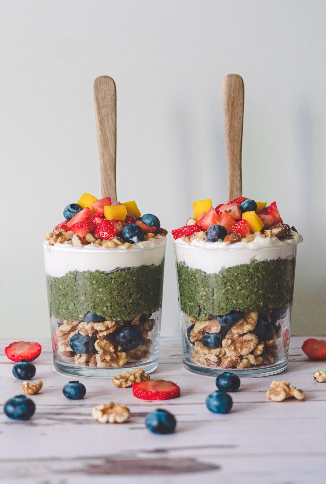 Chia- og yoghurtpudding med Nøtter og Friske Bær