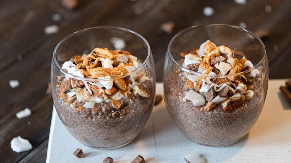 Chiapudding i kakao med peanøttsmør og crispy nøtteblanding