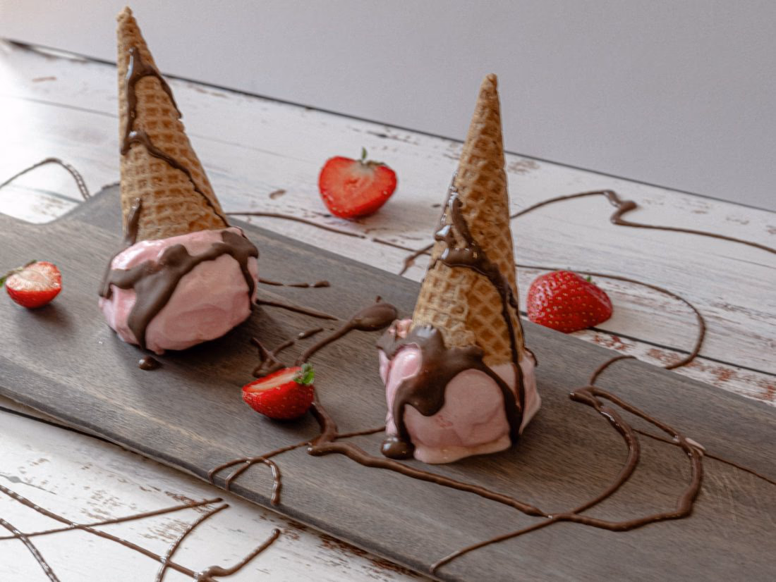 Frisk Jordbæris med Rennende Sjokolade og Bær