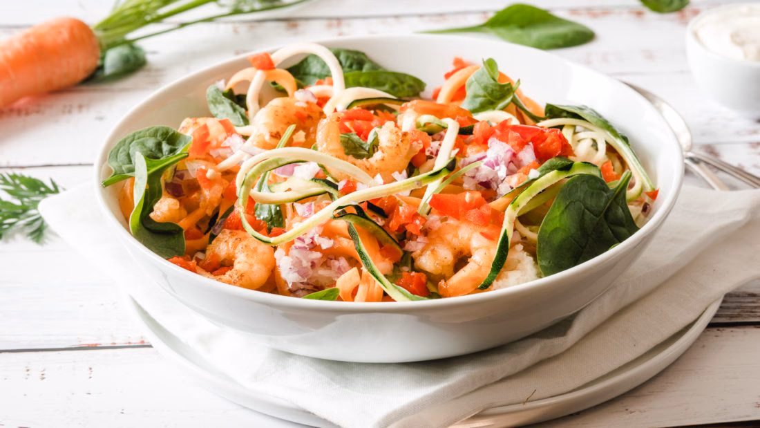 Frisk Råkostsalat med Blomkålris og Scampi