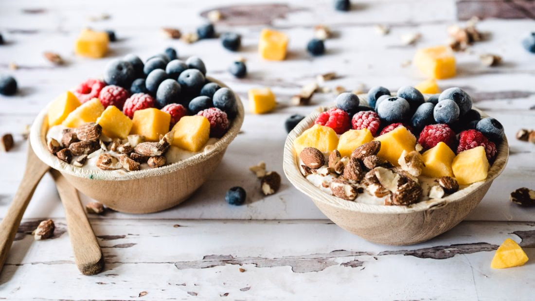 Frisk Yogurtbowl med Fiken, Bær og Nøtter