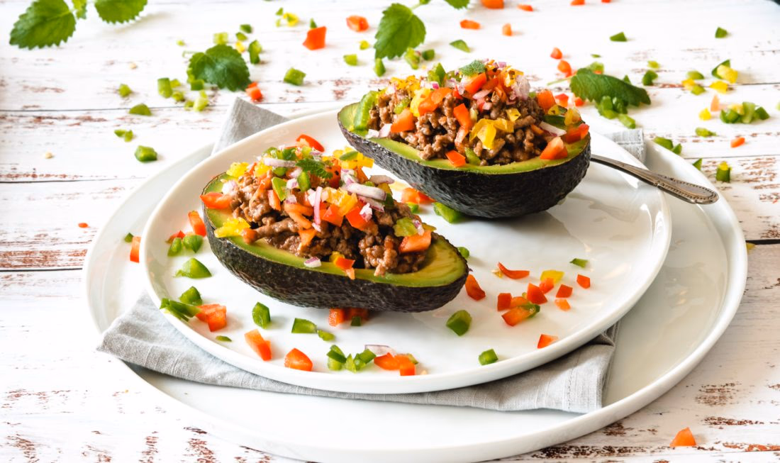 Fylte avokado med kjøttdeig, grønnsaker og ost