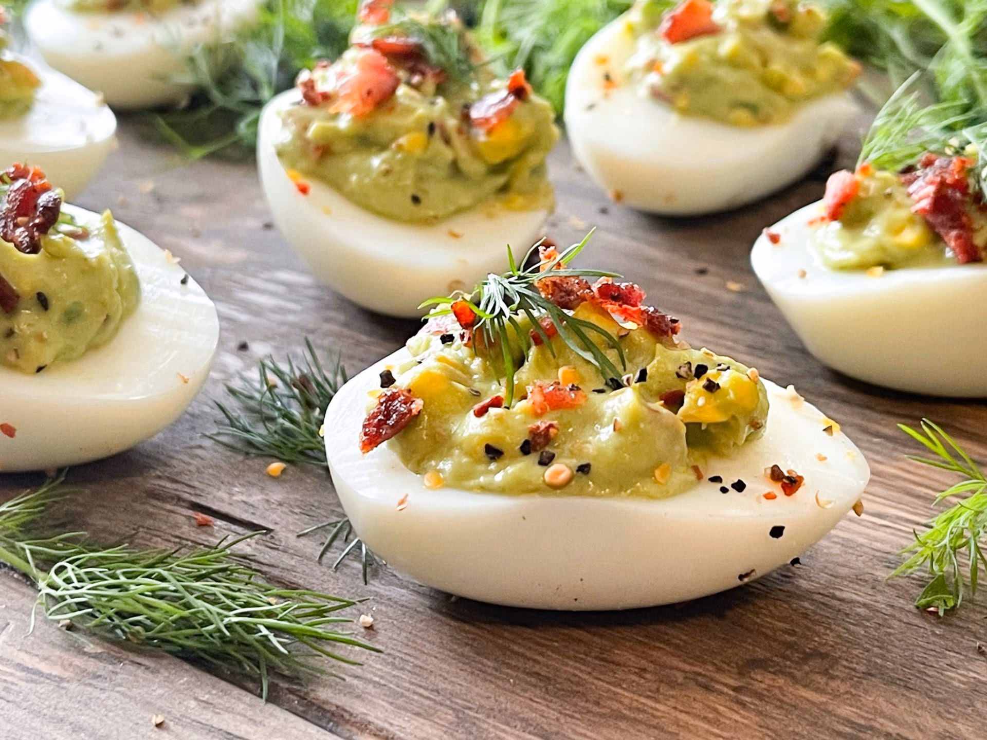 Fylte keto-egg med avokadokrem, bacon og urter