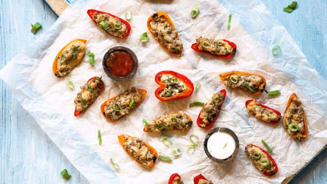 Fylte mini paprika snack med kjøttfyll og smeltet ost