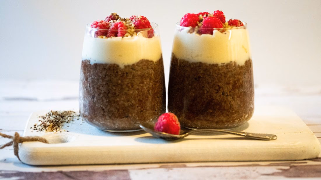 Chiapudding i kakao og søte bringebær