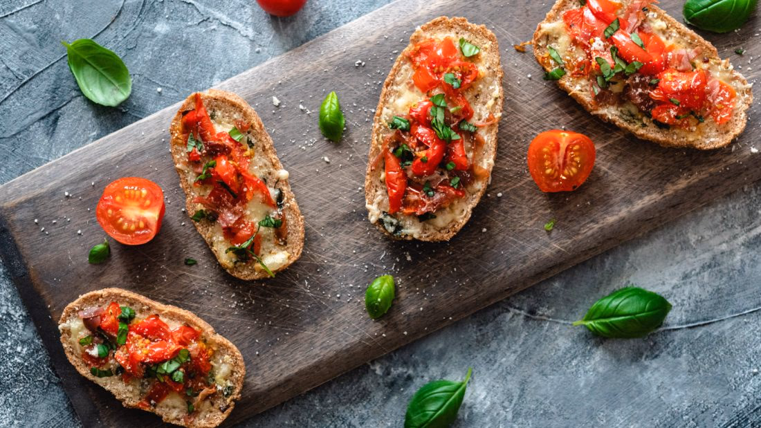 Glutenfri Bruschetta med Ost, Skinke og Friske Urter