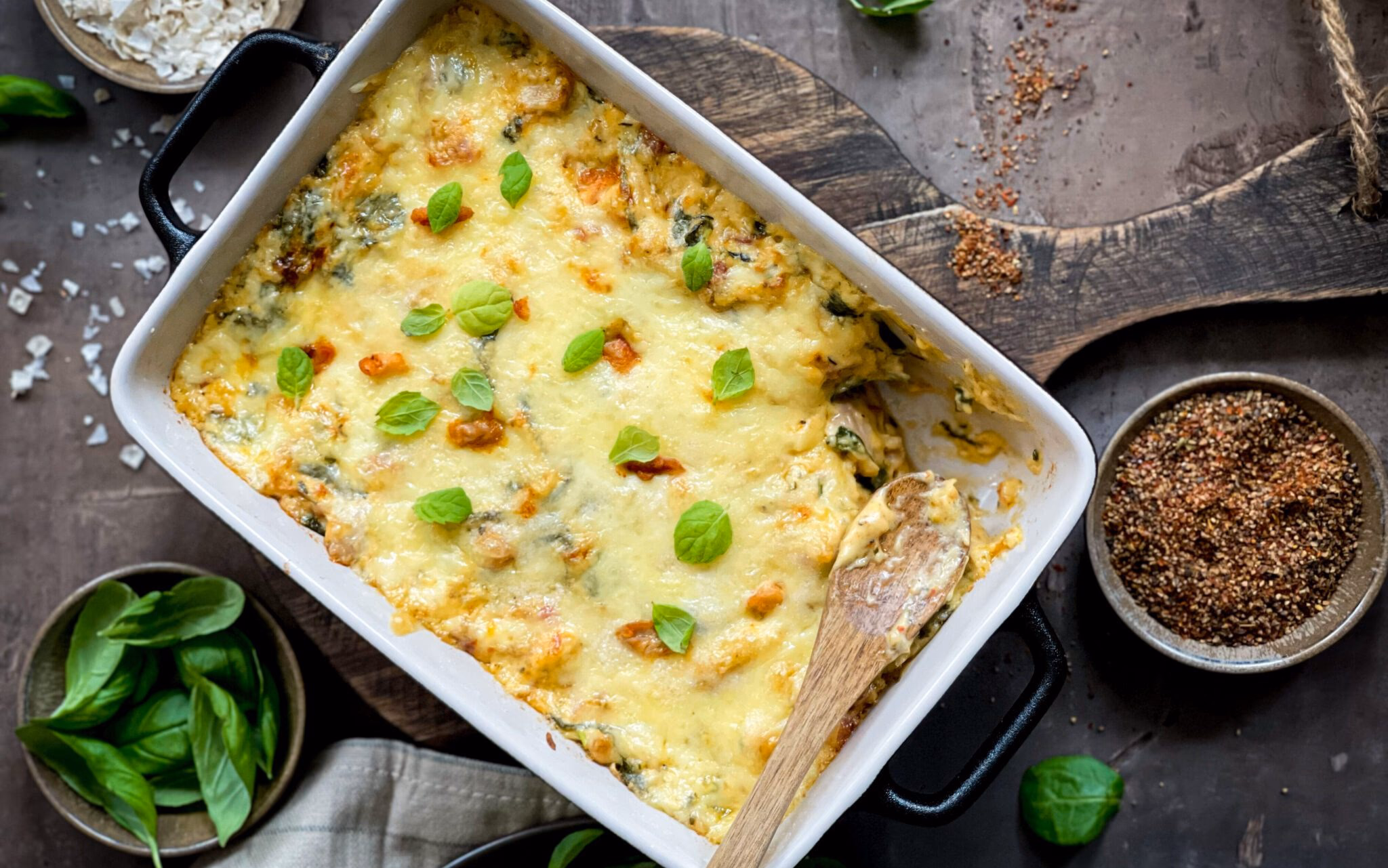 Gratinert kylling- og spinatgryte med ostesaus