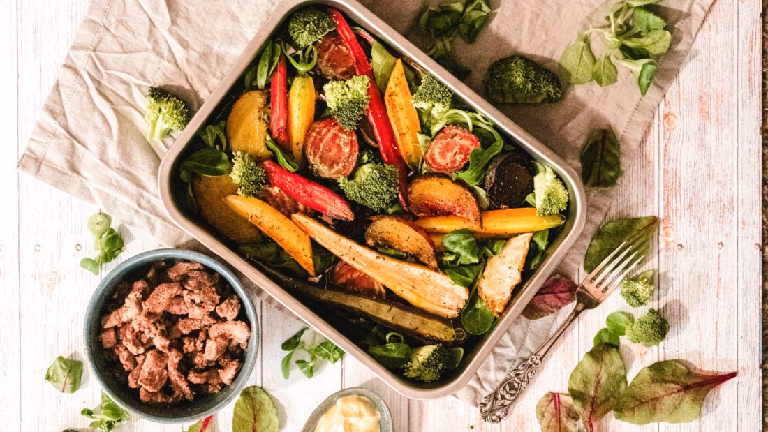 Gratinerte rotgrønnsaker med lammekjøtt og sennep.