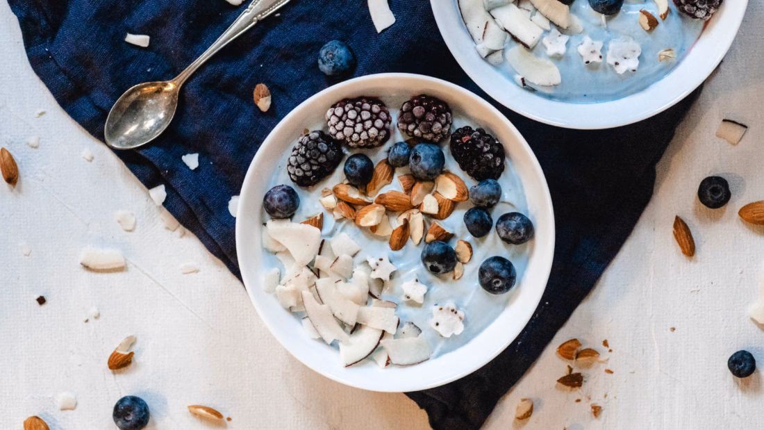 Havblå Spirulina Smoothie Bowl – Næringsrik Frokost med Bær og Nøtter