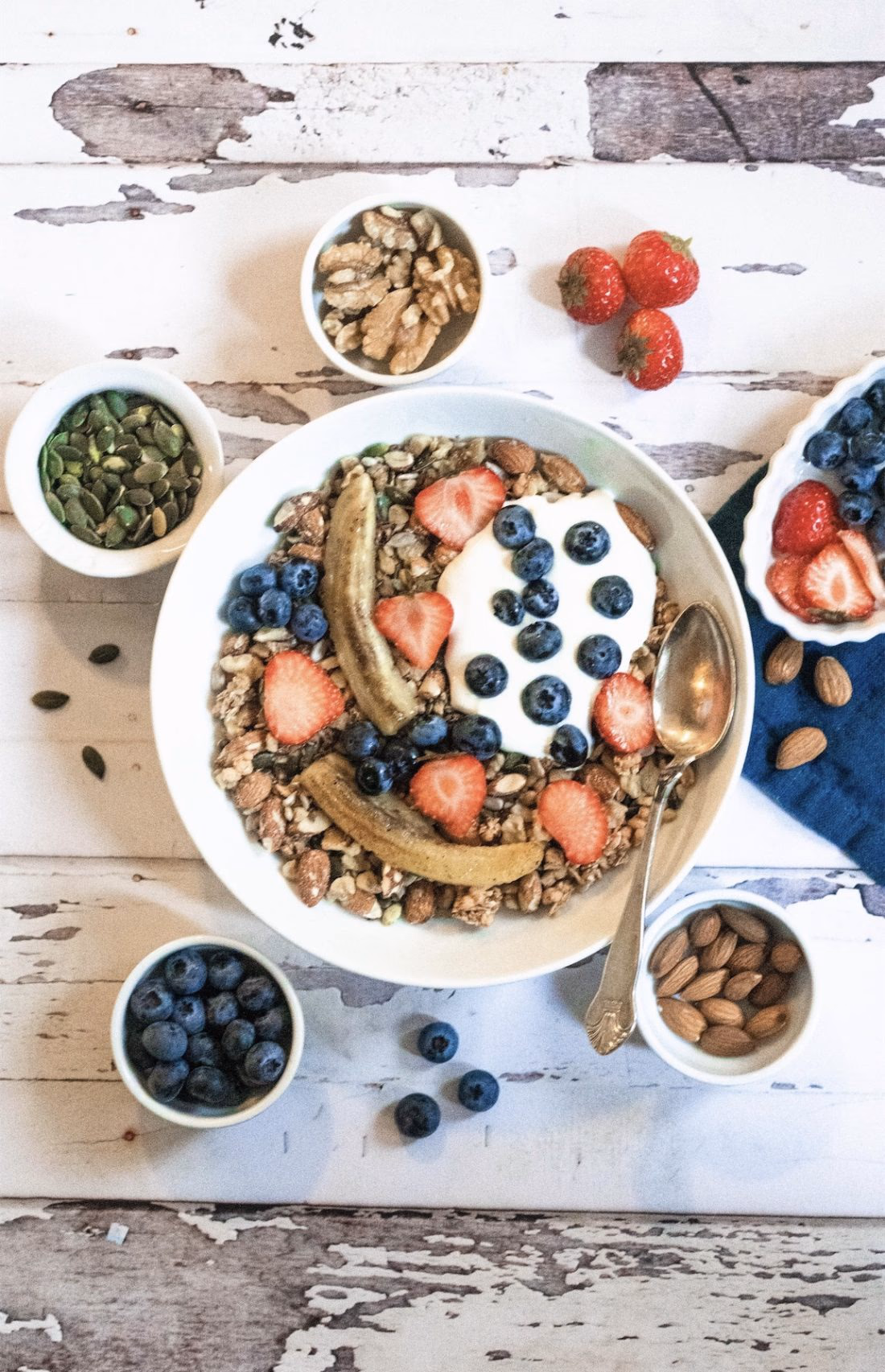 Hjemmelaget Frokostblanding med Friske Bær og yoghurt