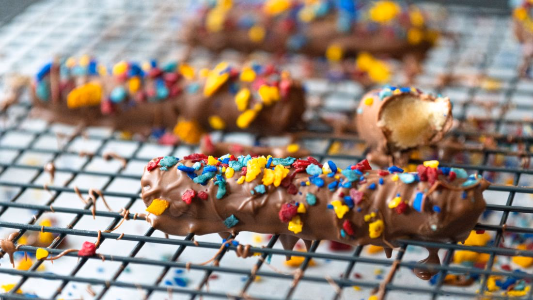 Hjemmelaget marsipanbrød med sjokoladetrekk og kokosstrø