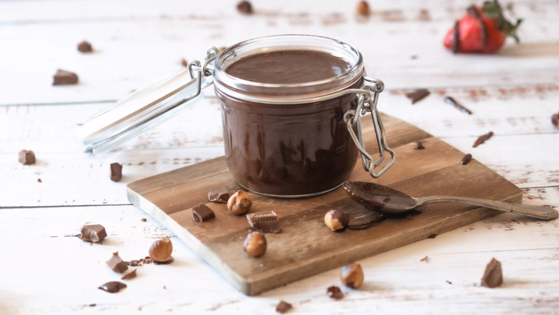Hjemmelaget sjokoladepålegg med hasselnøtter