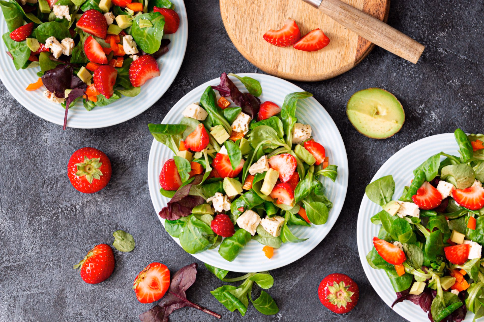 Keto sommersalat med friske jordbær og nøtter