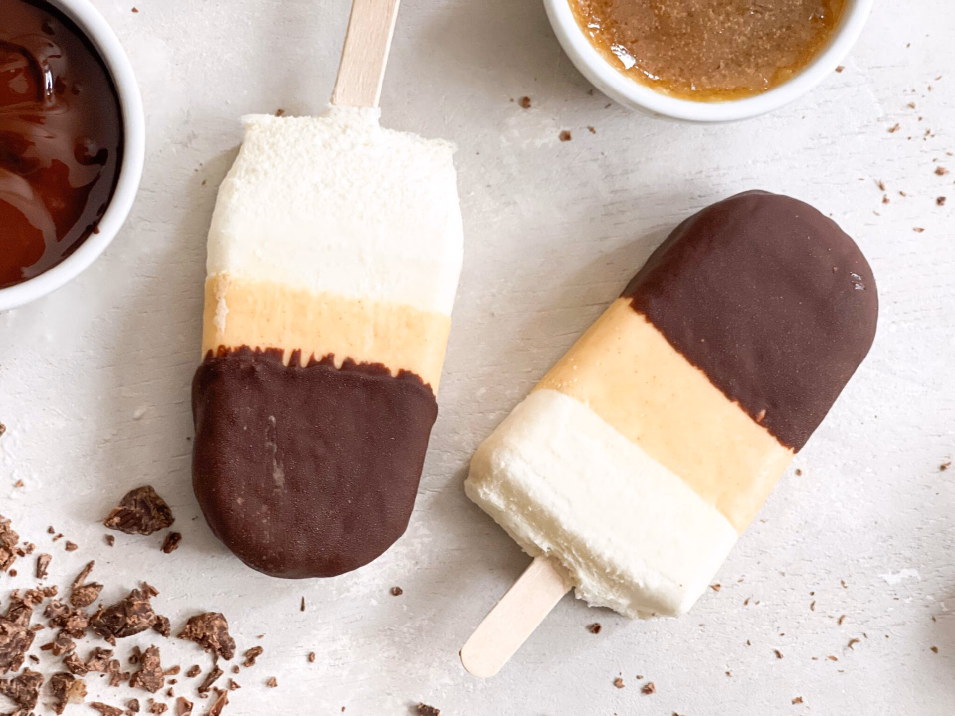 Ketovennlig is med salt karamell og sjokolade