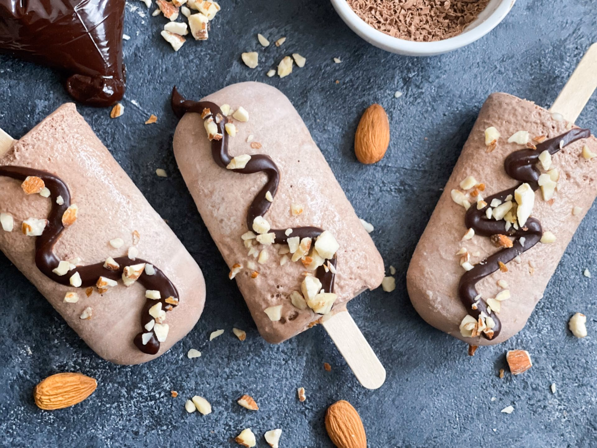 Ketovennlig kokosis med sjokolade og nøtter