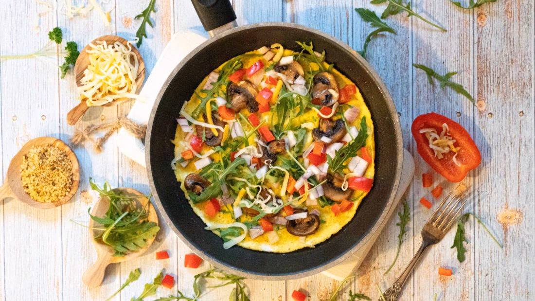 Ketovennlig omelett med grønnsaker og smeltet ost