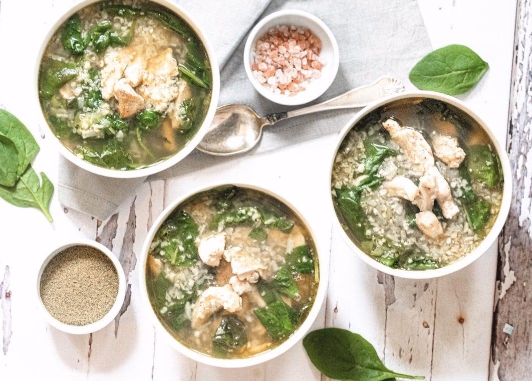 Kyllingsuppe i spinat og blomkål