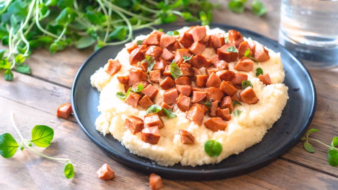 Lavkarbo blomkålmos med stekte pølser og friske urter