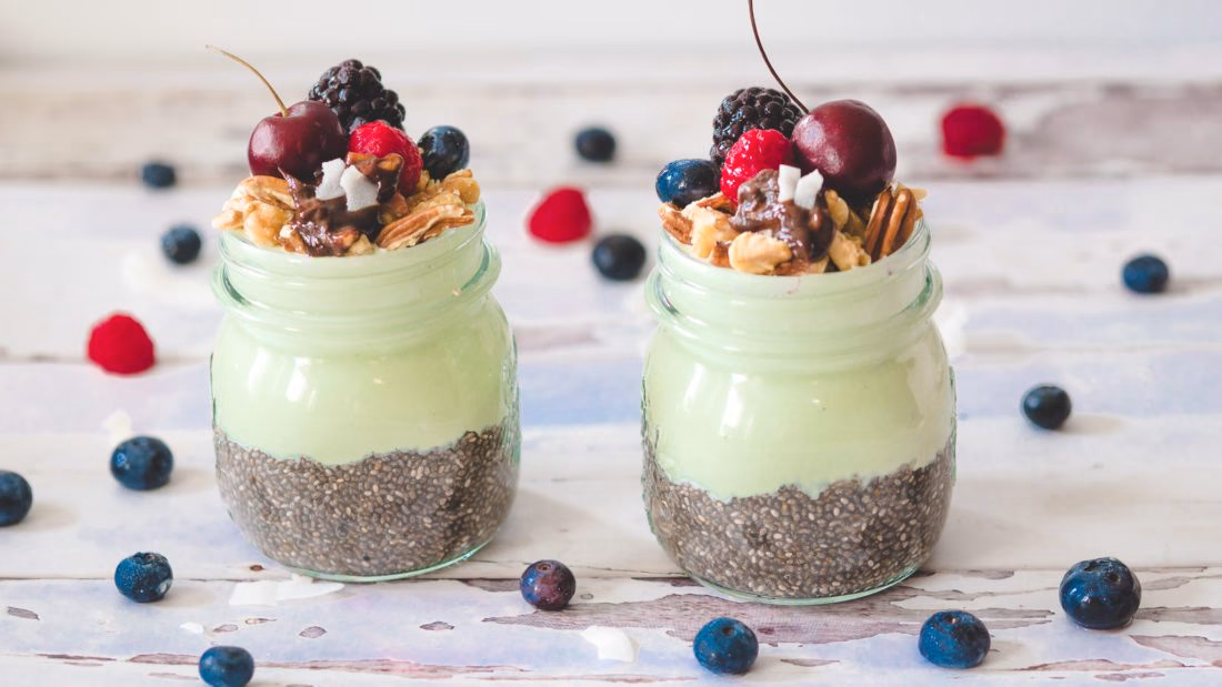 Lavkarbo Chiapudding med Spirulinayoghurt, Nøtter og Bær