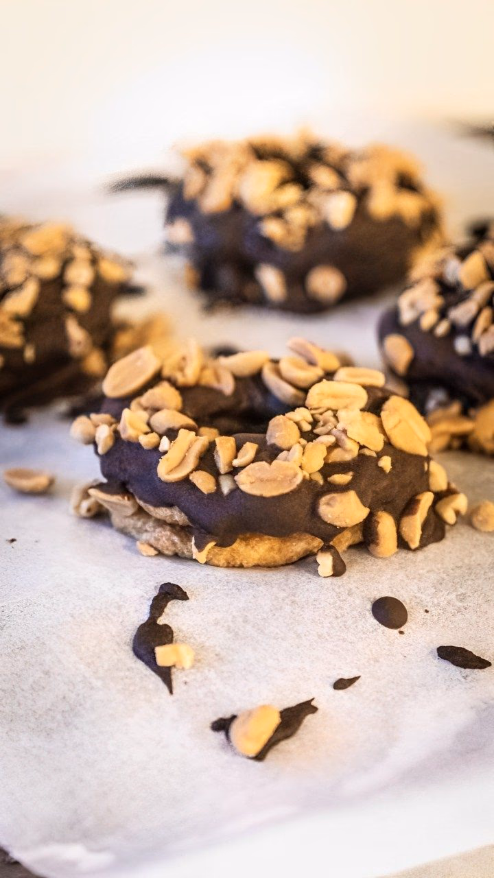 Lavkarbo Donuts med Glasur og Peanøtter