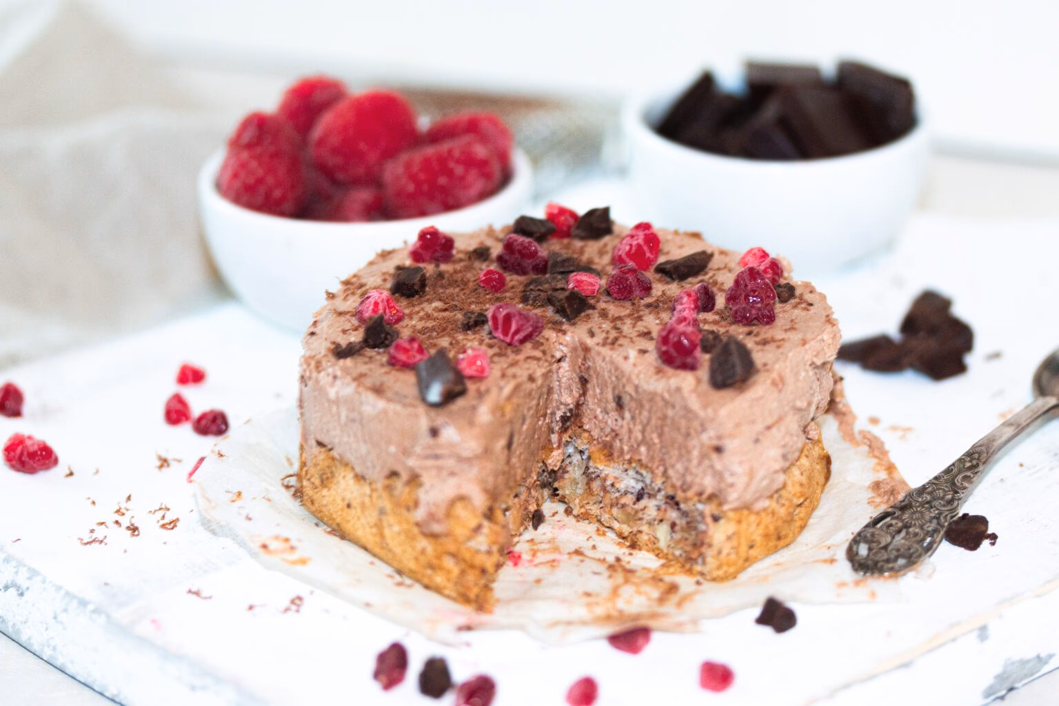 Lavkarbo Ostekake med Nøttebunn, Sjokolade og Bær