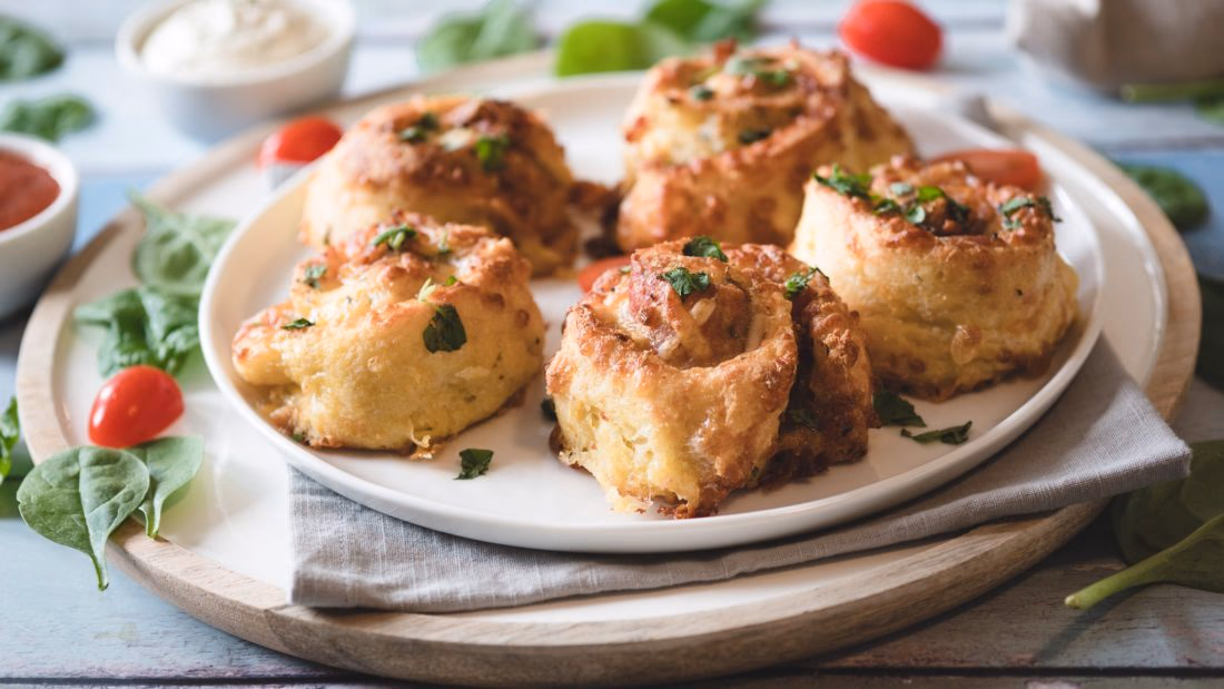 Lavkarbo Pizzasnurrer med Ostefyll, Salami og Bacon