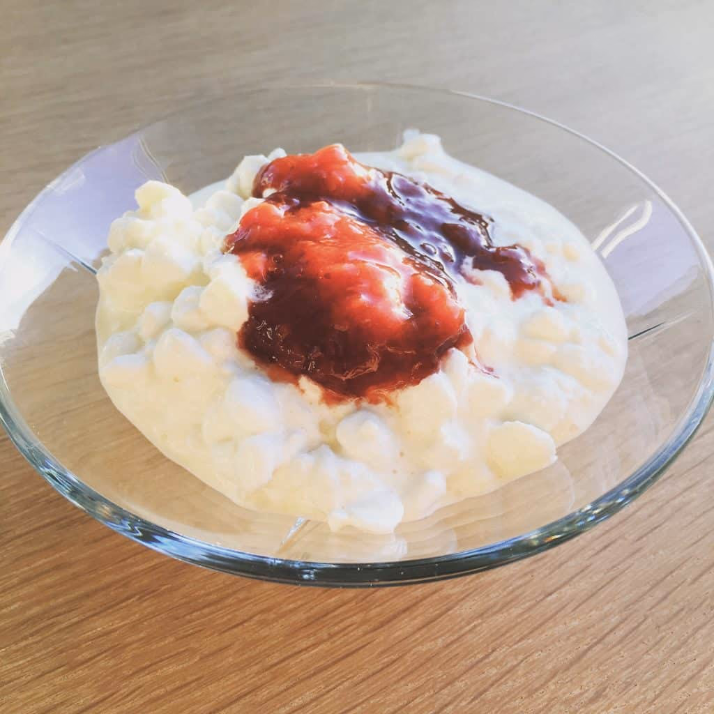 Lavkarbo riskrem med jordbærsaus