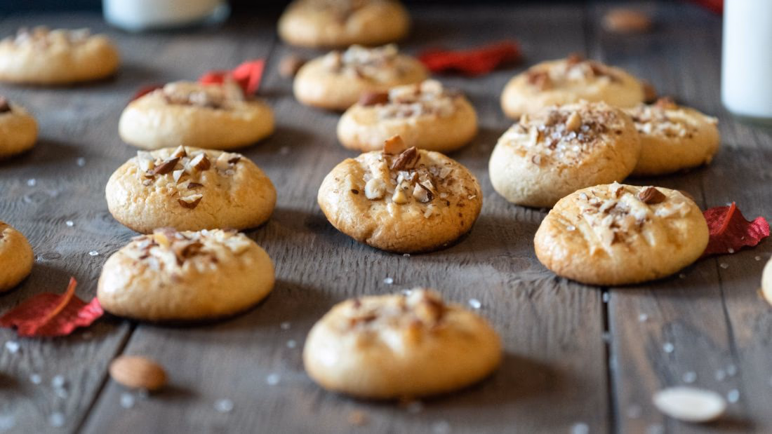 Lavkarbo Serinakaker med Hakkede Mandler