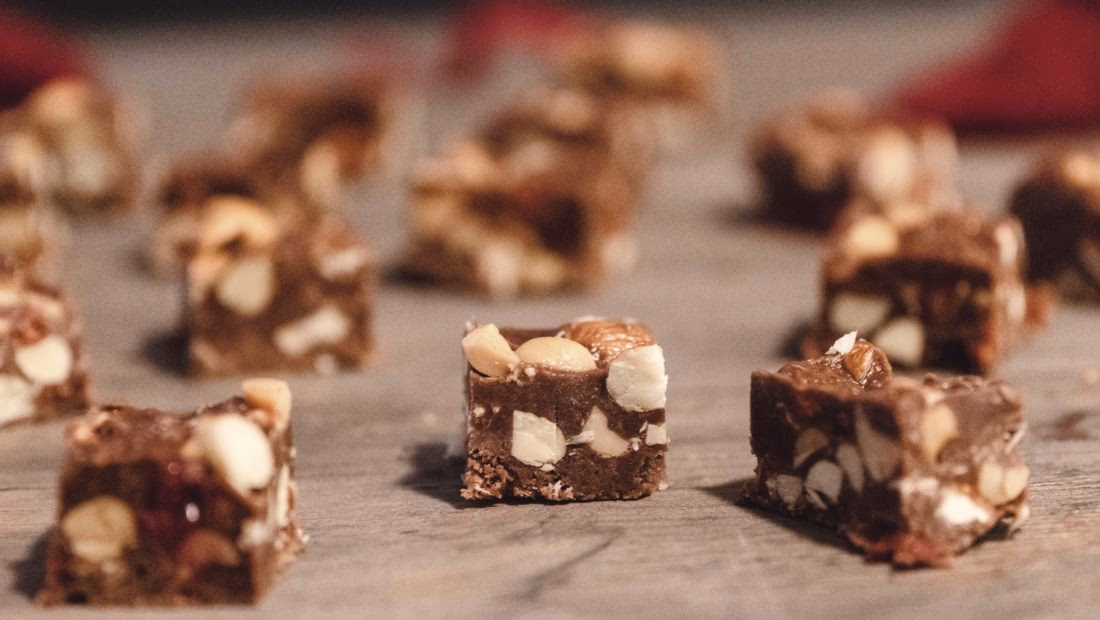 Lavkarbo Sjokoladebiter med Salte Nøtter og Goji-bær