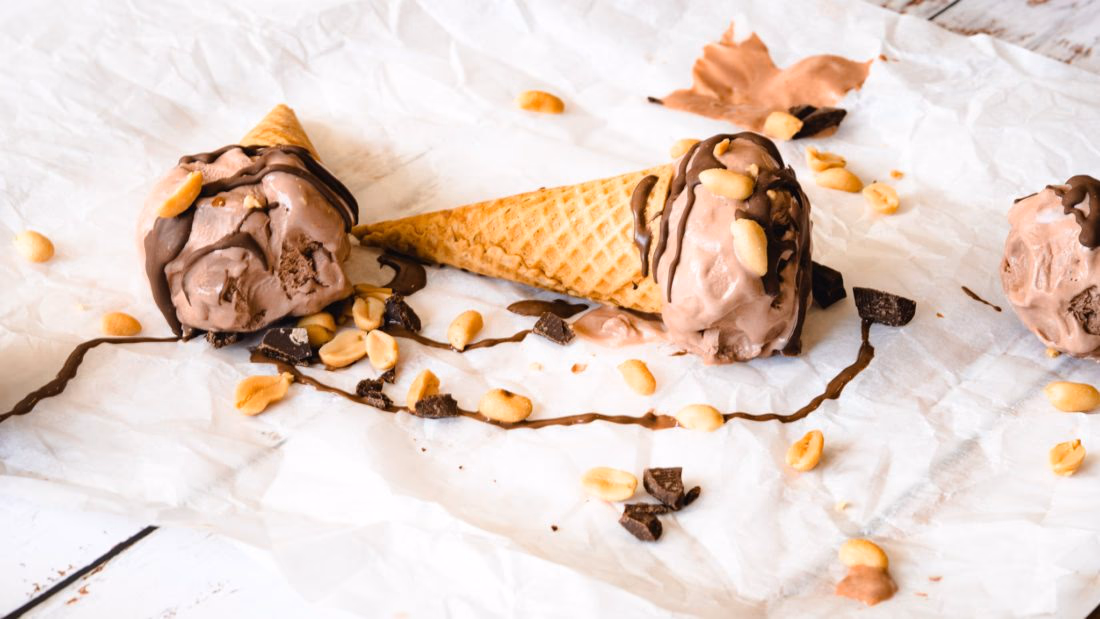 Lavkarbo Sjokoladeis med Salte Peanøtter