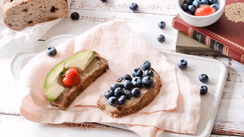 Lavkarbobrød med Innbakte Blåbær