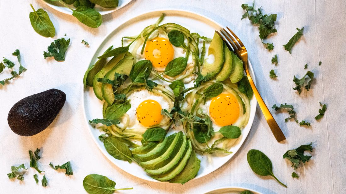 Protein tallerken med avokado i grønne omgivelser