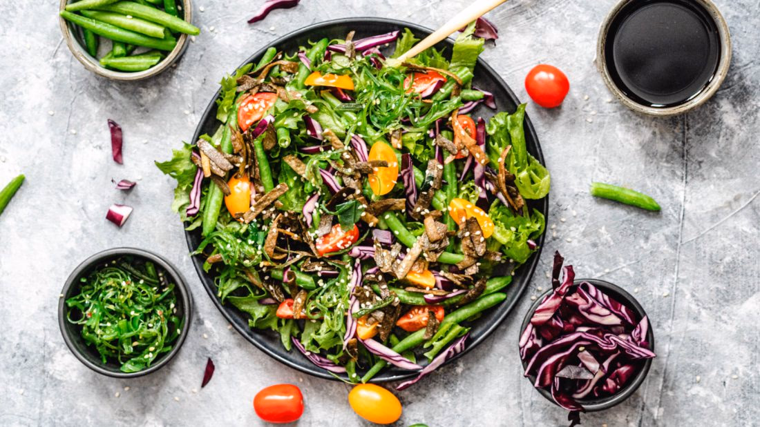 Salat med Sjøspaghetti og Friske Grønnsaker