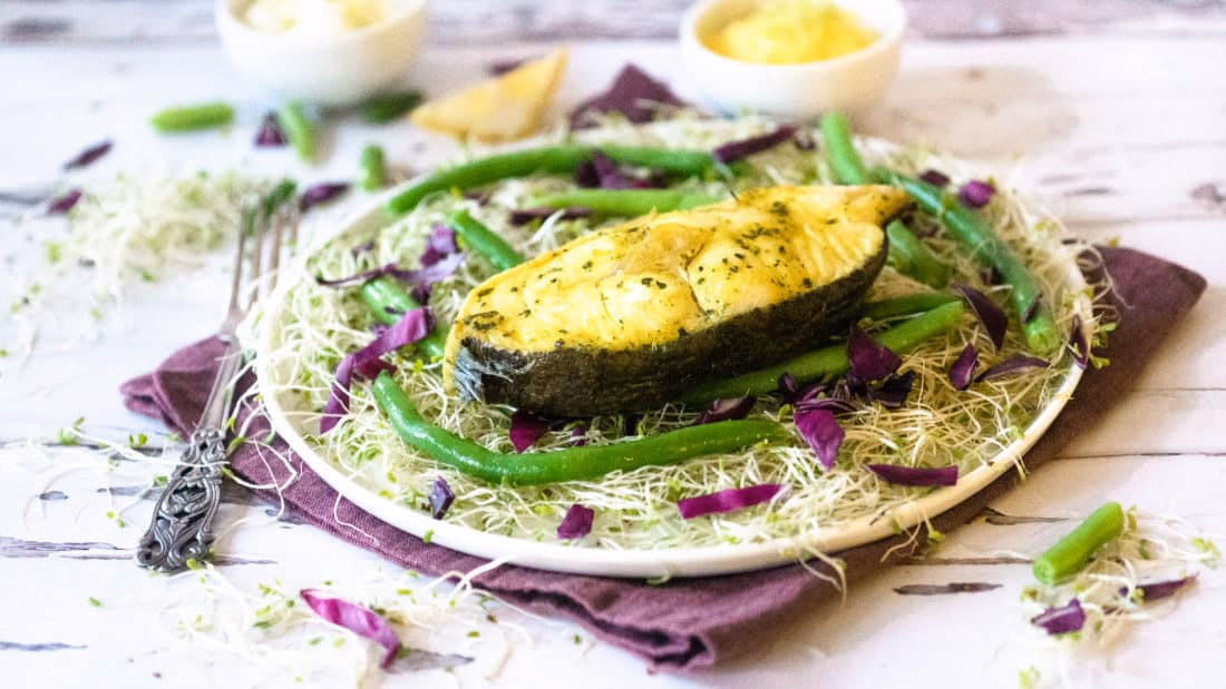 Sitron krydret kveite med grønt og fersk dill