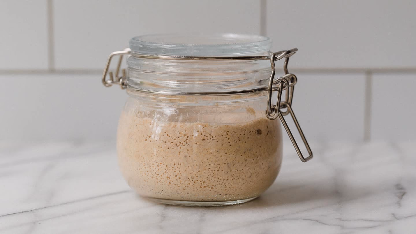 Slik lager du din egen surdeigsstarter