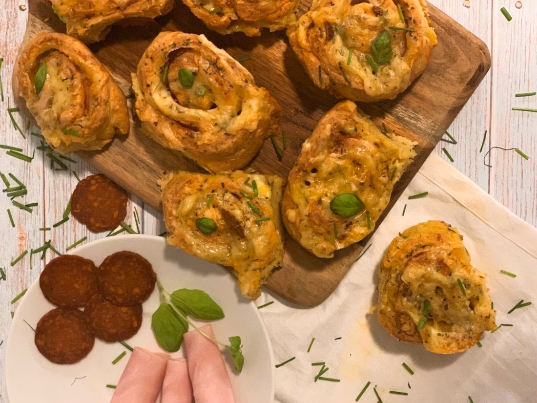 Sprø Lavkarbo Pizza Snurrer med Skinke og Pepperoni