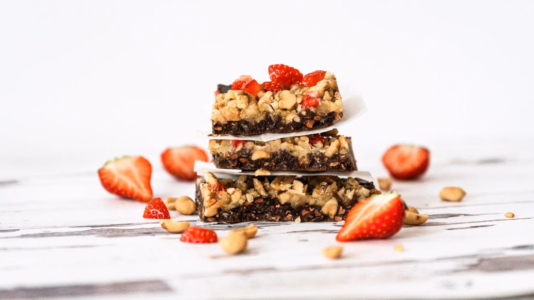 Sunn Lavkarbo Sjokoladebar med Nøtter og Jordbær