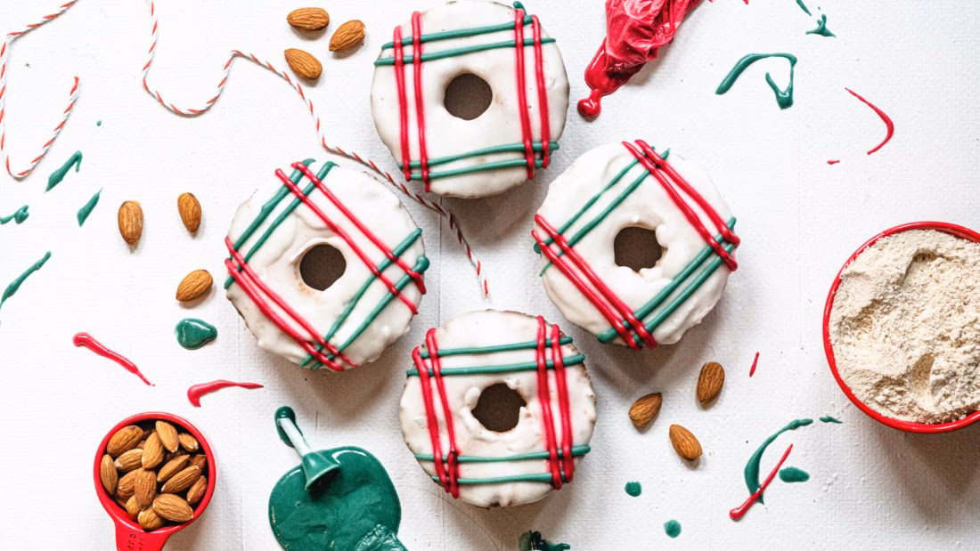 Sunne Donuts med Glasur og Sjokoladestriper